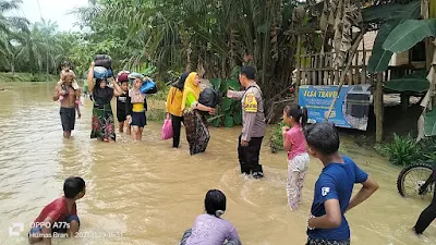 Polsek Pangkalan Brandan Beri Bantuan Kepada Korban Banjir