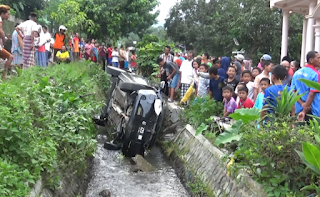 Sopir Lepas Kendali,Mobil Sedan Nyungsep Di Kali