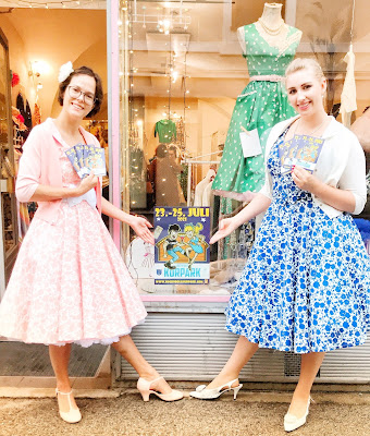 Maria Gamauf und Angelika Buschka vom UTSC Dancefire vor der Boutique new : vintage Wiener Neustadt in Petticoatkleidern und kündigen Rock'n'Roll im Kurpark an