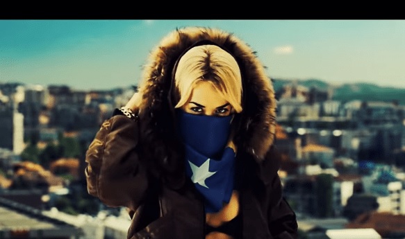 Rita Ora “presente” nella partita Kosovo-Svizzera: ti amo, il mio Paese preferito al mondo