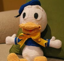 http://carisa82.blogspot.com.es/2012/04/patron-amigurumi-pato-donald.html