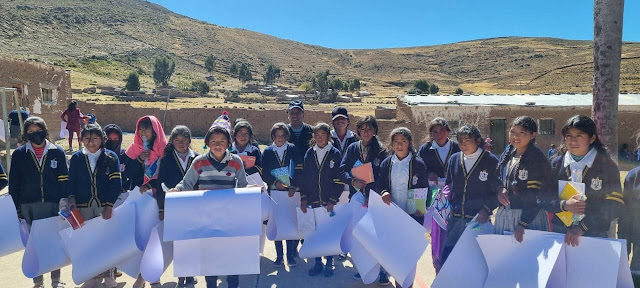 Die Schüler der Bildungseinheiten Cutañiso, Huayllajara, Callamosyani, Hornoni und Bandurani in den Bergen Boliviens haben Schulmaterial erhalten. Bis Freitag, den 02.06.2023 haben somit im Mai weitere 600 Schüler Unterstützung bekommen. Wir danken allen unseren Spendern, denn dank Ihnen erhalten die Kinder in diesen schwierigen Zeiten Hilfe. Ein herzliches Dankeschön.