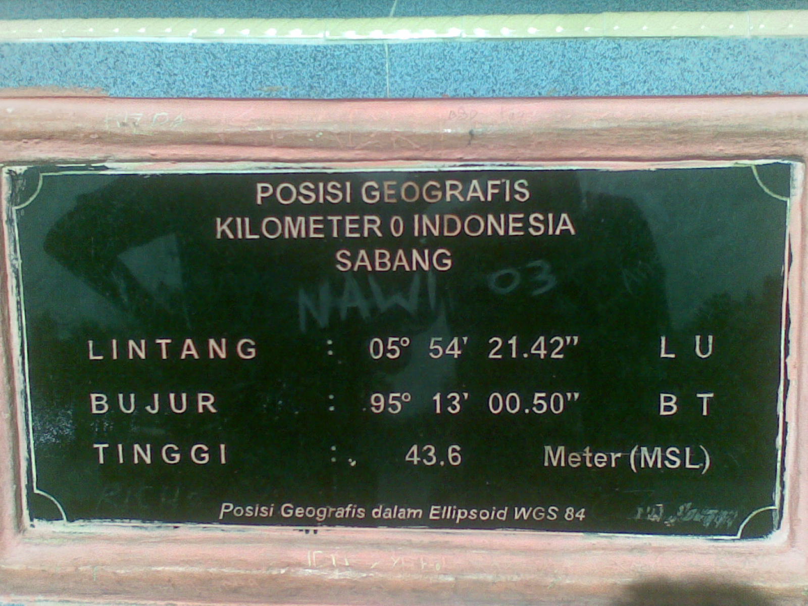 Puncak tugu ini terdapat patung burung Garuda menggenggam angka nol dilengkapi prasasti marmer hitam yang menunjukkan posisi geografisnya