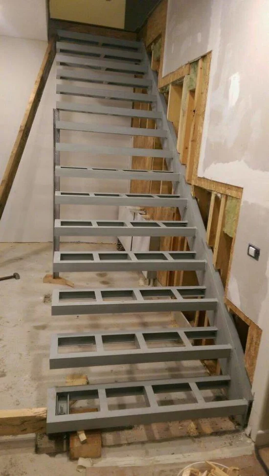 konstruksi tangga melayang
