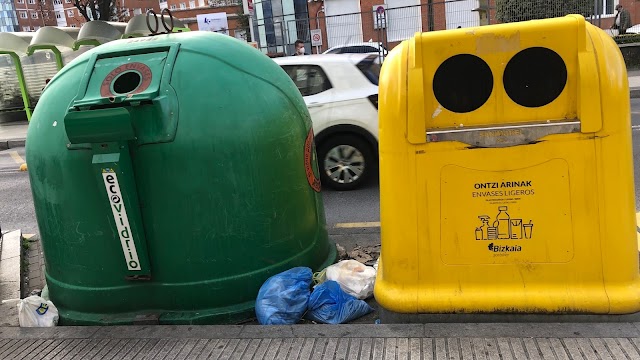 La Policía Municipal comienza a poner multas de hasta 1.200 euros por dejar basura fuera de los contenedores