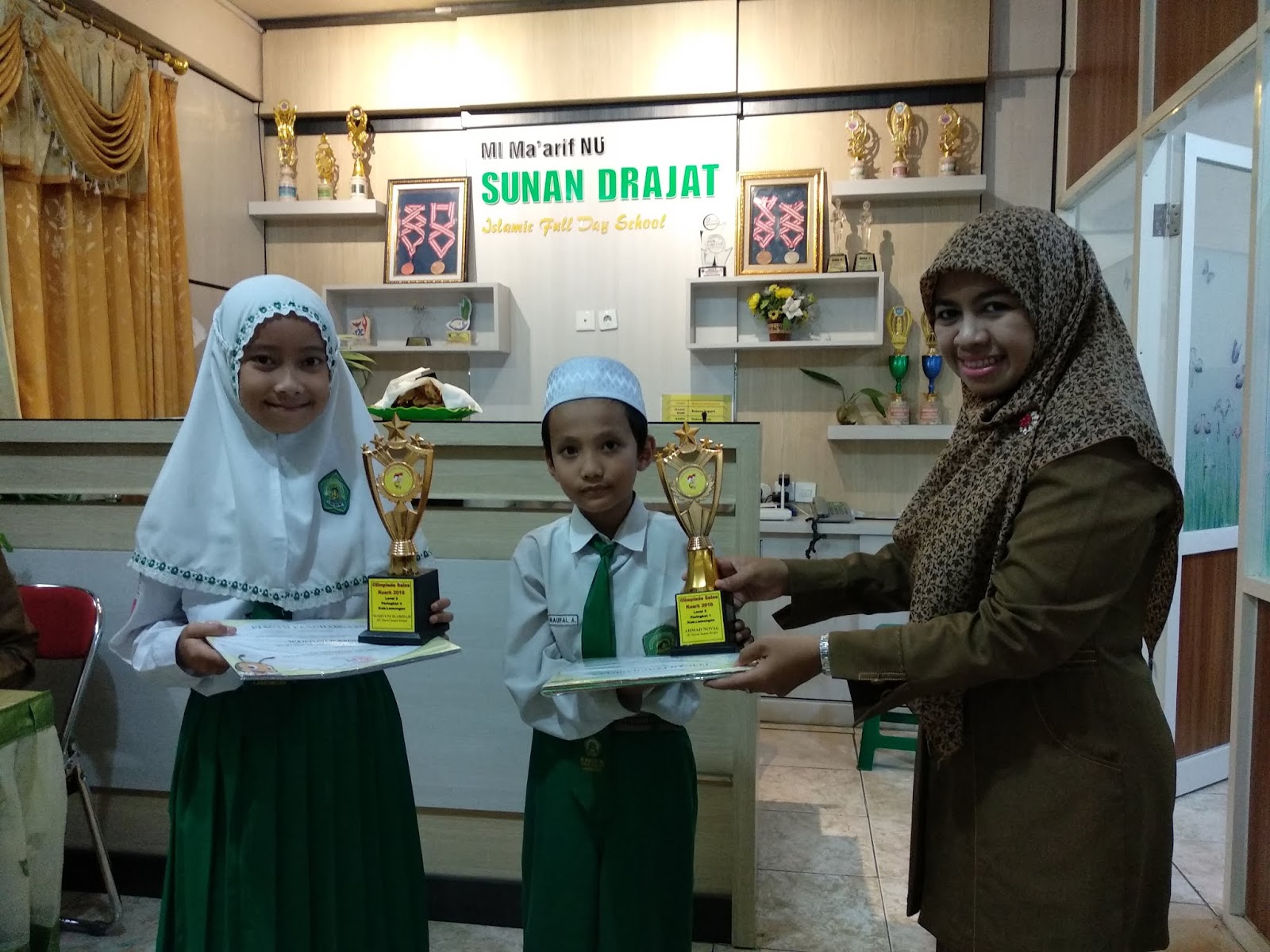 Selamat kepada ketiga siswa terbaik MI Murni Sunan Drajat Lamongan yang telah mengukir prestasi dalam olimpiade sains kuark tk Lamongan mereka adalah Ahmad