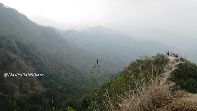 Pemandangan di puncak lainnya