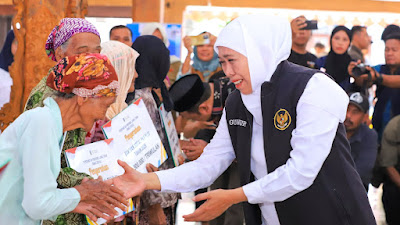 Gubernur Khofifah Salurkan Bantuan Rp10,2 Miliar, Komitmen Tekan Angka Kemiskinan dan Berdayakan Ekonomi  Masyarakat Kabupaten Probolinggo