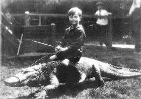 Niños jugando con caimanes a principios del siglo XX