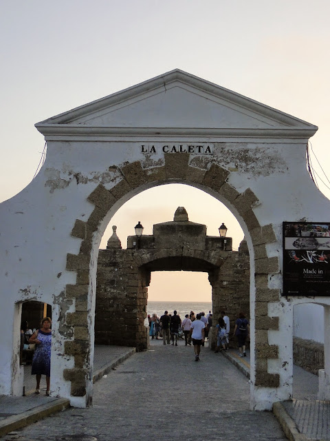 Entrada a la playa de la Caleta