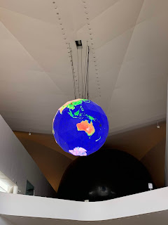 foto de um globo terrestre pendurado no museu do Amanhã