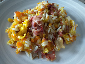 Mezcla de arroces con huevo y bacon.Patedeloca.com