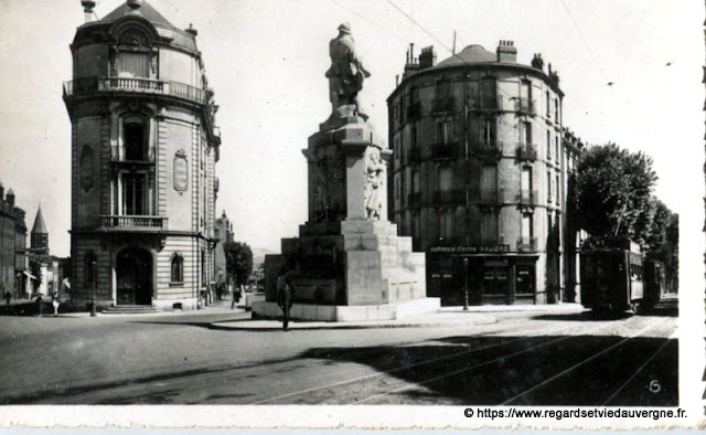 Photo ancienne de Clermont-Ferrand monument aux morts