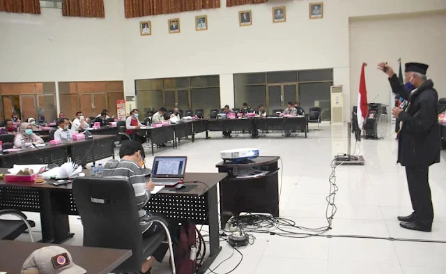 Walikota Padnag, Mahyeldi memberikan penjelasan dalam rapat gugus tugas percepatan penanganan virus corona (Covid-19) di Aula Balaikota. Kamis (9/4/2020) malam