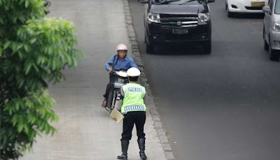 pengendara lincah kabur dari polisi