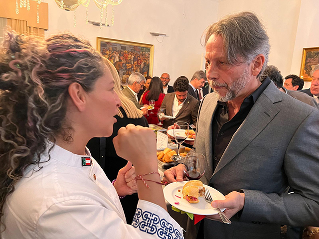 Empresarios de Lisboa degustan los manjares preparados por cocineros yucatecos