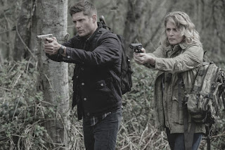 Jensen Ackles as Dean Winchester and Samantha Smith as Mary Winchester in Supernatural 13x22 "Exodus"