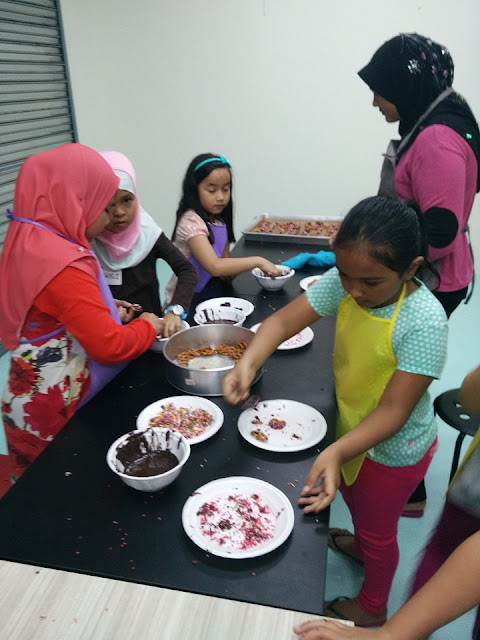 KELAS BUAT KEK, DIMANA BELAJAR BUAT KEK, KELAS KEK DI SHAH ALAM, BELAJAR BUAT ROTI, BELAJAR BAHAN BUAT KEK, BAHAN BUAT KEK, BELAJAR TOPING KEK, PERSONAL BAKING CLASS, GROUP BAKING CLASS, KIDS BAKING, KELAS BELAJAR KEK UNTUK KANAK KANAK, KELAS KEK MUSIM CUTI SEKOLAH