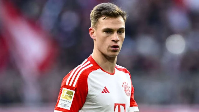 Le Bayern Munich pose des conditions pour laisser filer Joshua Kimmich au FC Barcelone  Depuis le départ de Sergio Busquets, le FC Barcelone est à la recherche d'un remplaçant de haut niveau et aurait jeté son dévolu sur Joshua Kimmich, le milieu de terrain polyvalent du Bayern Munich. Cependant, le club bavarois ne serait pas prêt à laisser partir Kimmich aussi facilement.  Le joueur lui-même serait ouvert à un déménagement au FC Barcelone, compte tenu de l'intérêt manifesté par le club catalan. Cependant, le Bayern a posé des conditions strictes pour tout accord concernant Kimmich.  Selon des sources proches du club, le Bayern Munich ne serait prêt à vendre Kimmich au FC Barcelone que si ce dernier inclut des joueurs de valeur dans l'accord. L'un des noms qui circule est celui de Ronald Araujo, le jeune défenseur uruguayen en pleine ascension, qui pourrait intéresser le club allemand.  Cela met Barcelone dans une position difficile, car Araujo est considéré comme étant un élément important de l'avenir de l'équipe, et le sacrifier pour Kimmich pourrait poser plusieurs problèmes, notamment en termes de profondeur de banc et d'avenir à long terme.  Pour le moment, il semblerait que les négociations entre les deux clubs soient au point mort, alors que le FC Barcelone évalue si l'inclusion de joueurs tels que Araujo dans l'accord vaut la peine pour sécuriser les services de Kimmich.  Cette situation met en lumière l'importance de Kimmich pour le Bayern Munich et montre à quel point le club allemand est déterminé à ne pas sacrifier l'un de ses meilleurs joueurs sans obtenir une contrepartie significative.  Il reste à voir si le FC Barcelone sera prêt à répondre aux exigences du Bayern Munich pour s'assurer les services de Joshua Kimmich, mais pour le moment, il semble que les négociations sont dans l'impasse.