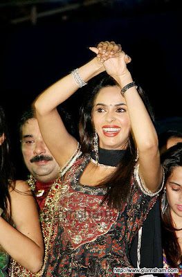 Mallika Sherawat's Nagin dance at Navratri Event5