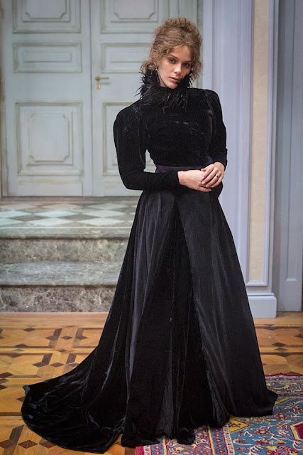 Figurino, Isabel ( Isabela Santoni), ligações perigosas globo, vestido preto de veludo com cauda e plumas na gola alta