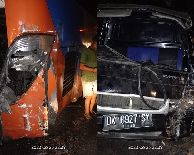 Lakalantas Bus SR Vs Mobil Carry, Sopir dan Penumpang Luka Serius, Polsek Manggelewa Turun Tangan