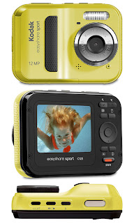 La Kodak EasyShare Sport es una económica cámara digital impermeable del tipo apunta y dispara. Parece un juguete y se opera como tal.