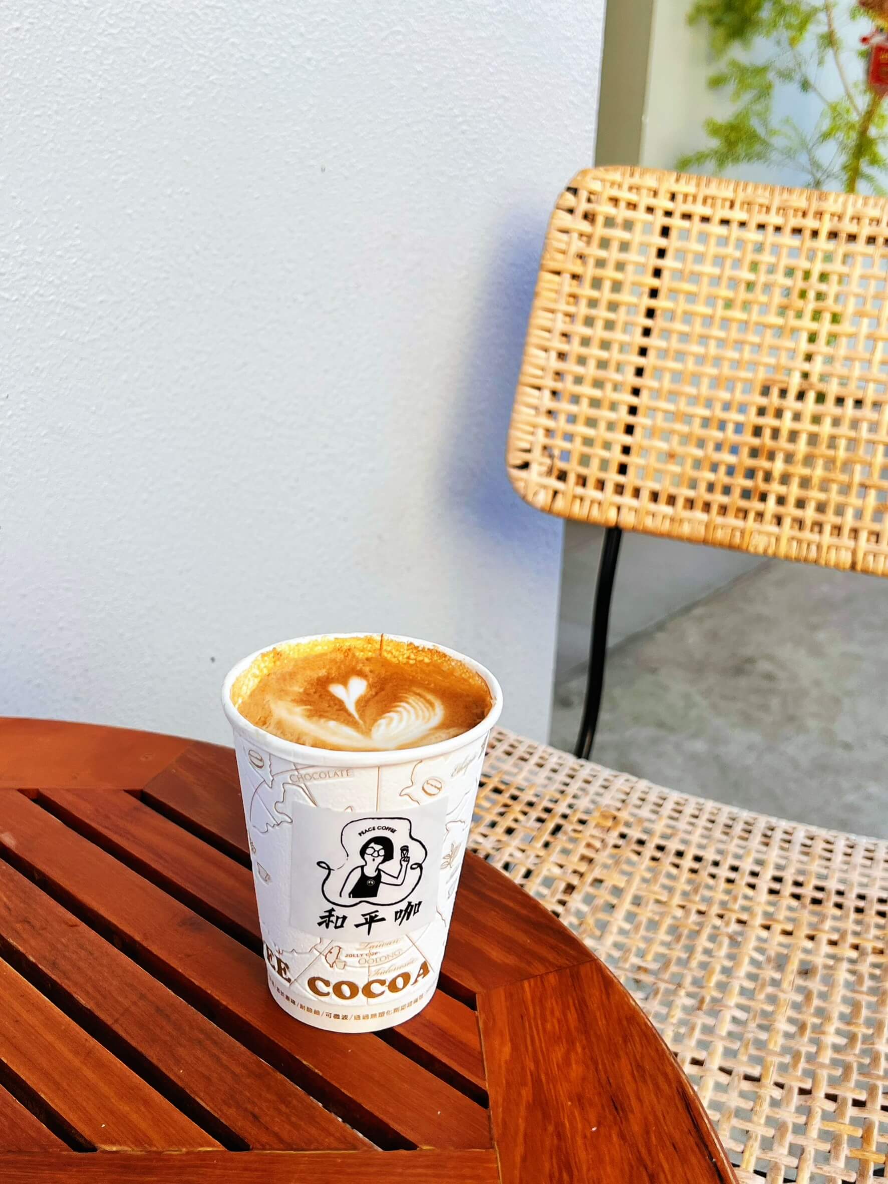 台南咖啡外帶店【和平咖 PeaceCoffee】隱身於鹽埕北極殿及鹽埕市場裡的純白咖啡店