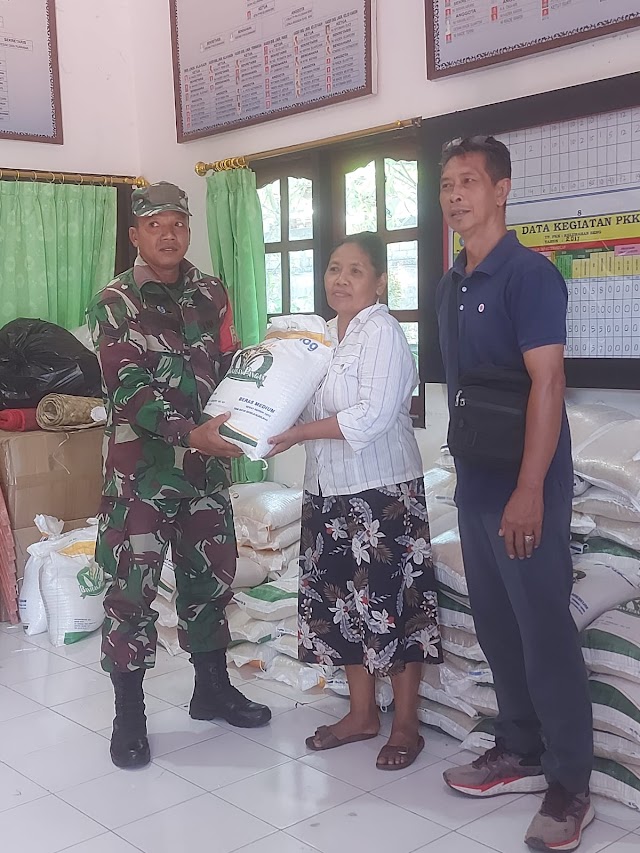 Babinsa Beng Dukung Penyaluran Bantuan Pangan Beras CBP Bulan Oktober 2024 Bagi 199 KPM