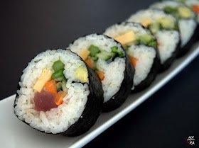 Dos variedades de sushi: futomaki y chirashi, con salmón, atún rojo y verduras.