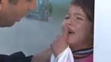 شاهد ردة فعل طفلة لاجئة سورية "عائشة" عمرها 5 سنوات تبيع مناديل في شوارع تركيا 