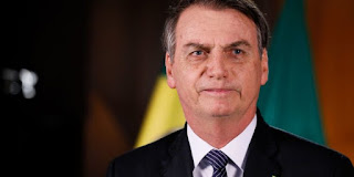 Bolsonaro assina MP que cria carteirinha estudantil digital