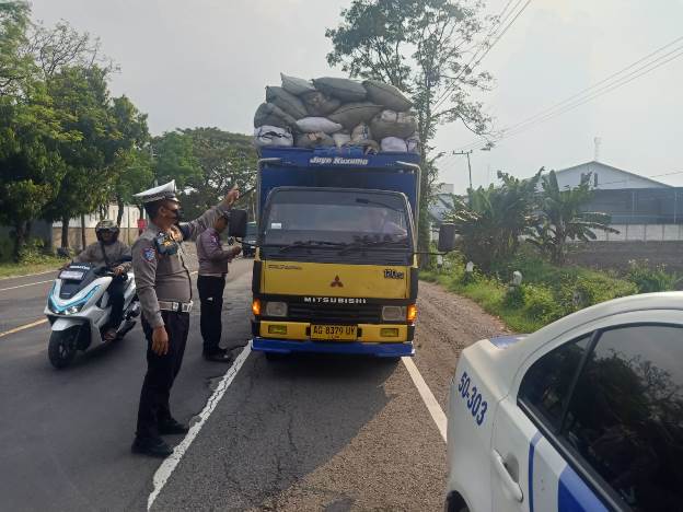 Polres Nganjuk Ancam Menindak Tegas Kendaraan yang Over dimension Over Lod  (ODO)
