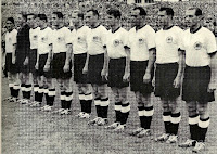 Selección de la REPÚBLICA FEDERAL DE ALEMANIA - Temporada 1953-54 - Fritz Walter, Turek, Eckel, Rahn, Ottmar Walter, Liebrich, Posipal, Schafer, Kohlmeyer, Mai y Morlock - ALEMANIA FEDERAL 3 (Morlock y Rahn 2), HUNGRÍA 2 (Puskas y Czibor) - 04/07/1954 - Campeonato del Mundo de Futbol de Suiza 1954, Final - Berna, Suiza, Wankdorfstadion - ALEMANIA gana su primer Mundial, dando la gran sorpresa al vencer a la Selección de Hungría