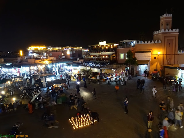 Disfrutando de la noche en la Plaza Jemmá el Fna en Marrakech