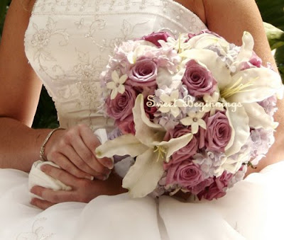 Holding a wisely selected winter wedding bouquet in your hands will make 