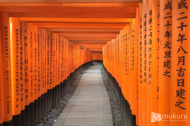 ศาลเจ้าฟูชิมิ อินาริ (Fushimi Inari Taisha) เสาแดงนับหมื่นต้น