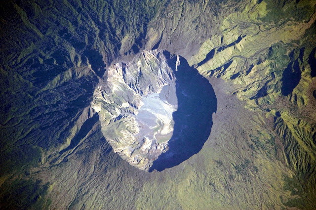 Caldera Gunung Tambora di Pulau Sumbawa, NTB, Indonesia