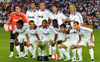 REAL MADRID C. F. - Madrid, España - Temporada 2007-08 - Casillas, Van Nistelrooy, Pepe, Sergio Ramos y Guti; Drenthe, Cannavaro, Robinho, Diarra, Raúl y Sneijder - REAL MADRID C. F. 2 (Raúl y Sneijder), ATLÉTICO DE MADRID 1 (Kun Agüero) - 25/08/2007 - Liga de 1ª División, jornada 1 - Madrid, estadio Santiago Bernabeu - El Madrid posando con el trofeo de la Liga ganado la temporada anterior