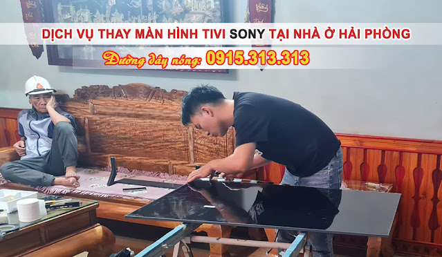 Hình ảnh thực tế thợ kỹ thuật của công ty đang thay màn hình tivi tại nhà khách hàng