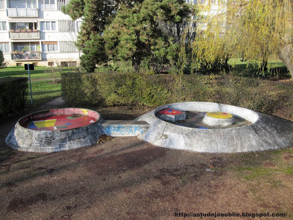 L'Haÿ-les-Roses - Groupes Terre et Famille, Sculptures Jeux d'enfants  Création: Pierre Szekely  Construction: 1958.