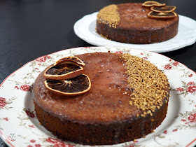 Tarta de naranja, polenta y almendras, aceite de oliva y endulzada con miel. Sin gluten y sin lácteos.