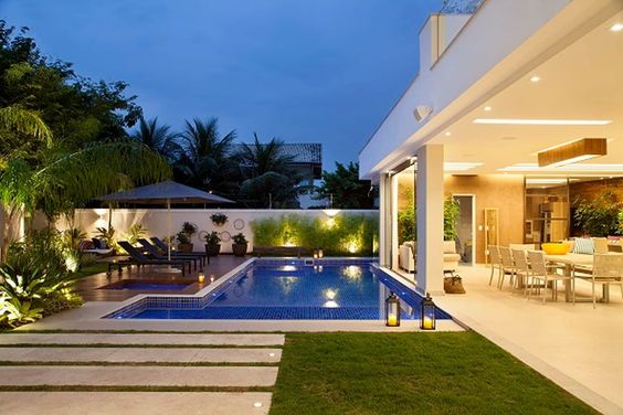 Landscaping for swimming pools: creative ideas for outdoor decoration