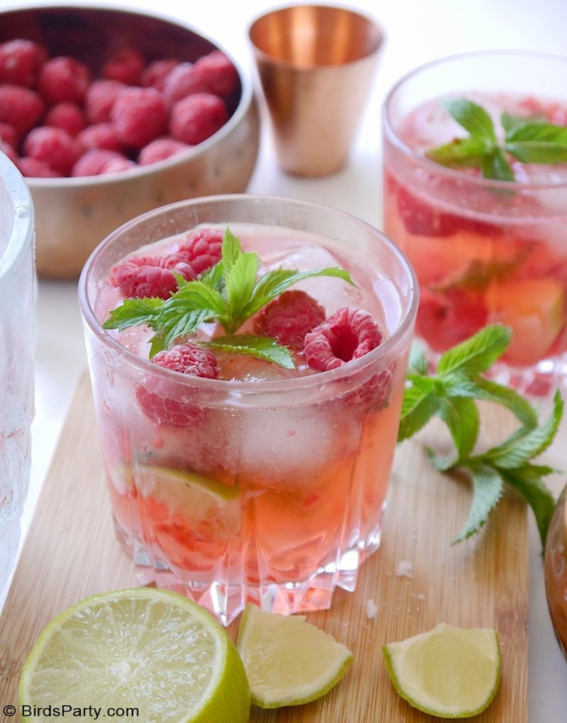 How To Make a Raspberry Mojito - quick, easy and delicious cocktail to make using fresh summer raspberries! perfect for the 4th of July and BBQs. by BirdsParty.com @BirdsParty #raspberrymojito #cocktail #drinks #recipe #raspberry #mojito