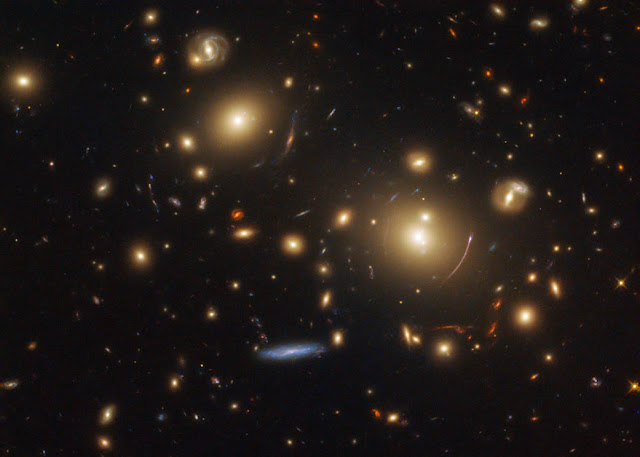 hubble-mengintip-galaksi-jauh-dengan-lensa-gravitasi-informasi-astronomi