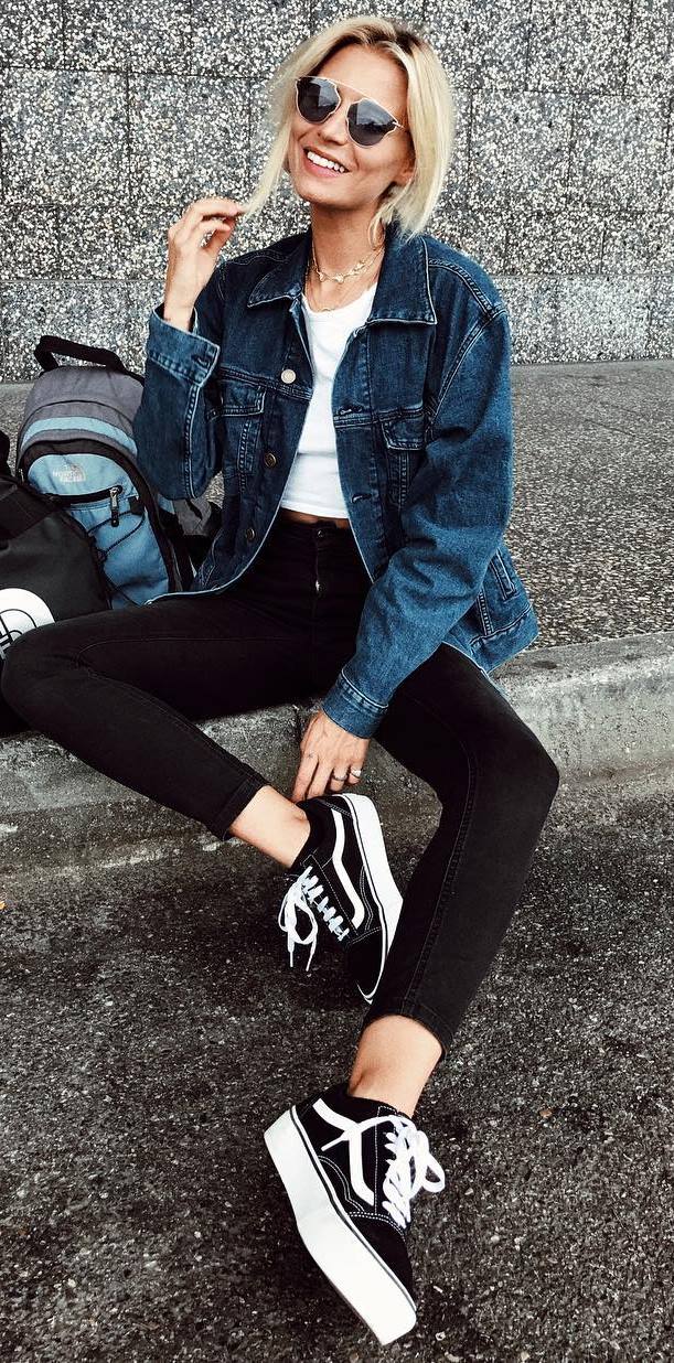 how to style a denim jacket : white tee + black skinnies + sneakers