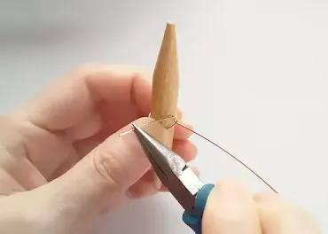 ２つの環でビーズを挟んだダングルピアスの作り方 step2