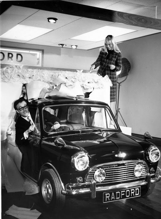 Peter Sellers in seinem Radford Mini de Ville - mit seiner Frau Britt Ekland