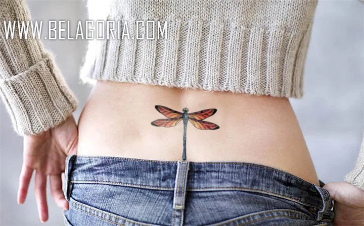 Vemos la cadera de una mujer de espaldas, lleva en la baja espalda el tatuaje de una libélula a color