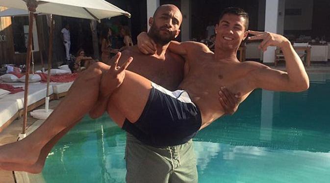 Fotofoto Mesra Cristiano Ronaldo dan Badr Hari Ronaldo Digosipkan Gay Alias Homo